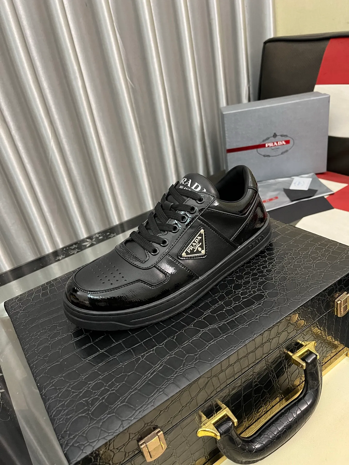 Men's shoes 💰560⌚️⌚️【PRADA】Prada - high-end quality original order 🔍🔍🔍 casual sports shoes - upper: 🔝 Nappa calfskin, brand high satin hollow canvas, shoe body sewn brand metal fasteners, tongue injection molded brand logo - lining: water-dyed cowhide - outsole: ultra-light TPU foam rubber; two-color molded outsole -Ultra-high quality control and fine workmanship: highlighted (high-end, extravagance, and class) -Size: 38-444️⃣colors available